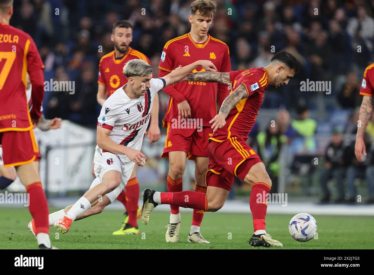 Roma, Italia 22.04.2024: Alexis Saelemaekers di Bologna, Leandro Paredes di Roma durante il derby di serie A TIM 2023-2024 AS ROMA vs B. Foto Stock