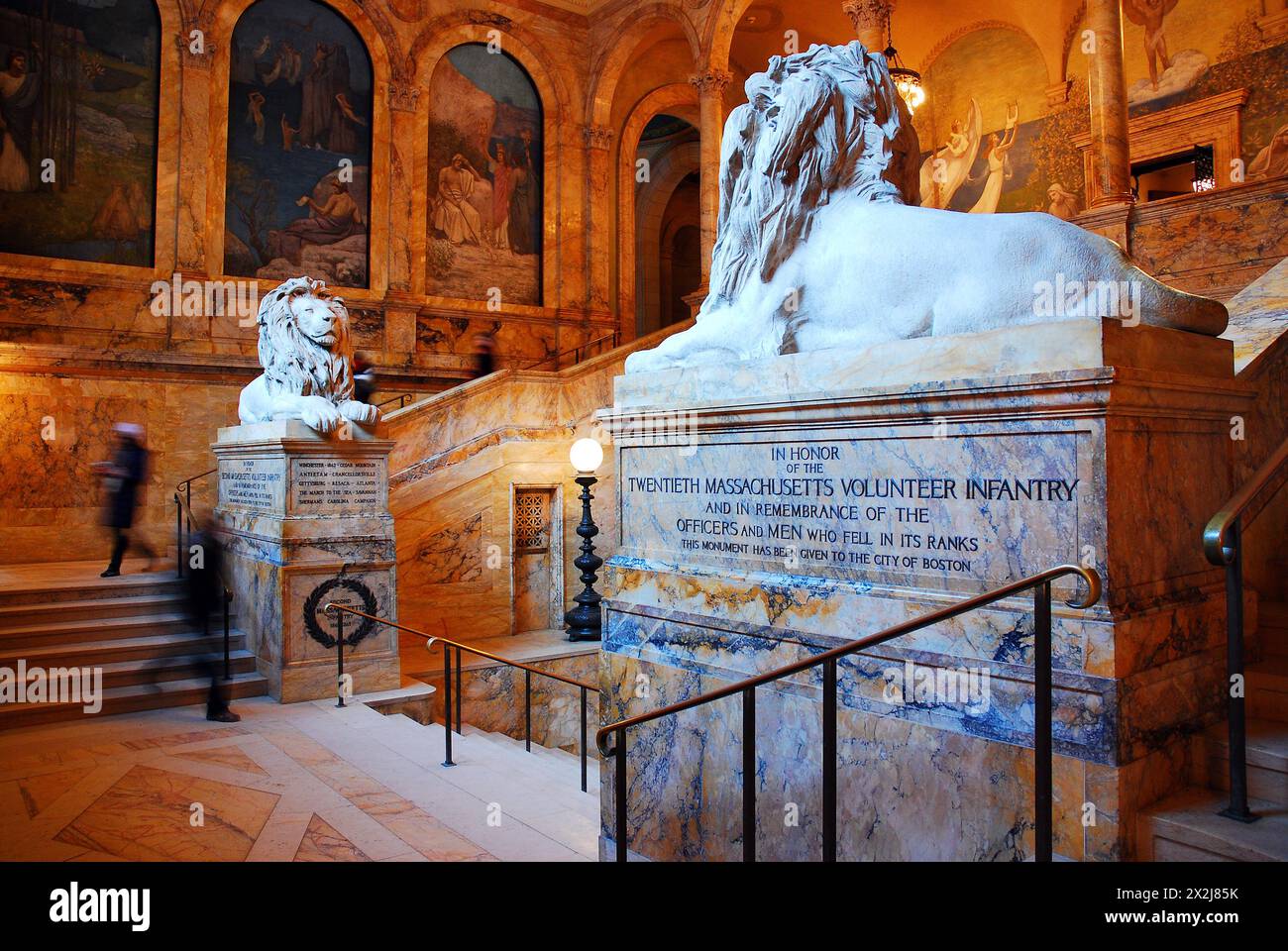 I leoni di marmo si affacciano l'uno sull'altro nella lobby ornata della storica Boston Public Library Foto Stock