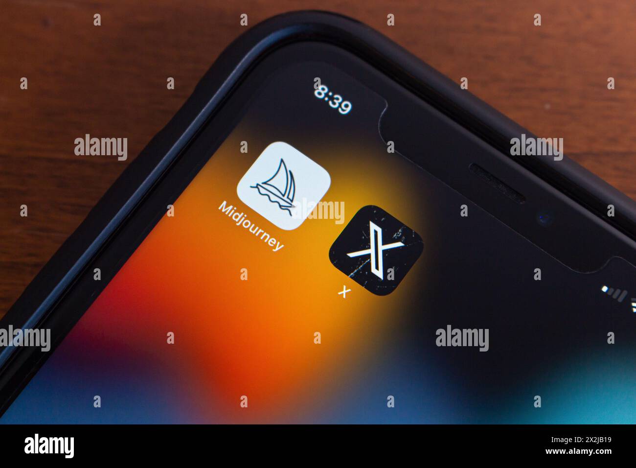 Vancouver, CANADA - 16 aprile 2024 : icone Midjourney e X app (precedentemente Twitter) visualizzate sullo schermo di un iPhone. Foto Stock