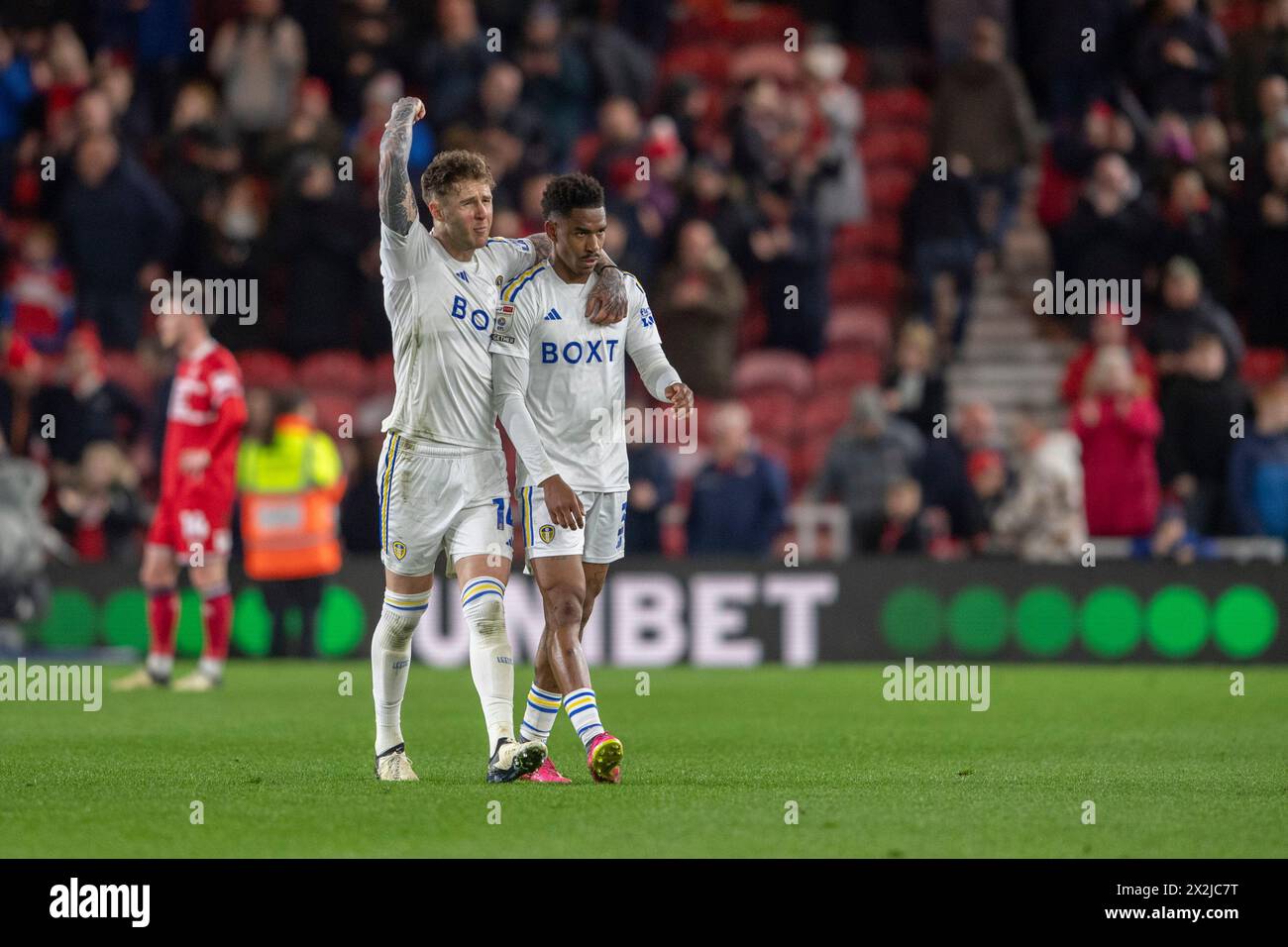 Riverside Stadium, Middlesbrough lunedì 22 aprile 2024. Joe Rodon del Leeds United festeggia con il Junior Firpo del Leeds United alla fine del match per lo Sky Bet Championship tra Middlesbrough e Leeds United al Riverside Stadium di Middlesbrough lunedì 22 aprile 2024. (Foto: Trevor Wilkinson | mi News) crediti: MI News & Sport /Alamy Live News Foto Stock