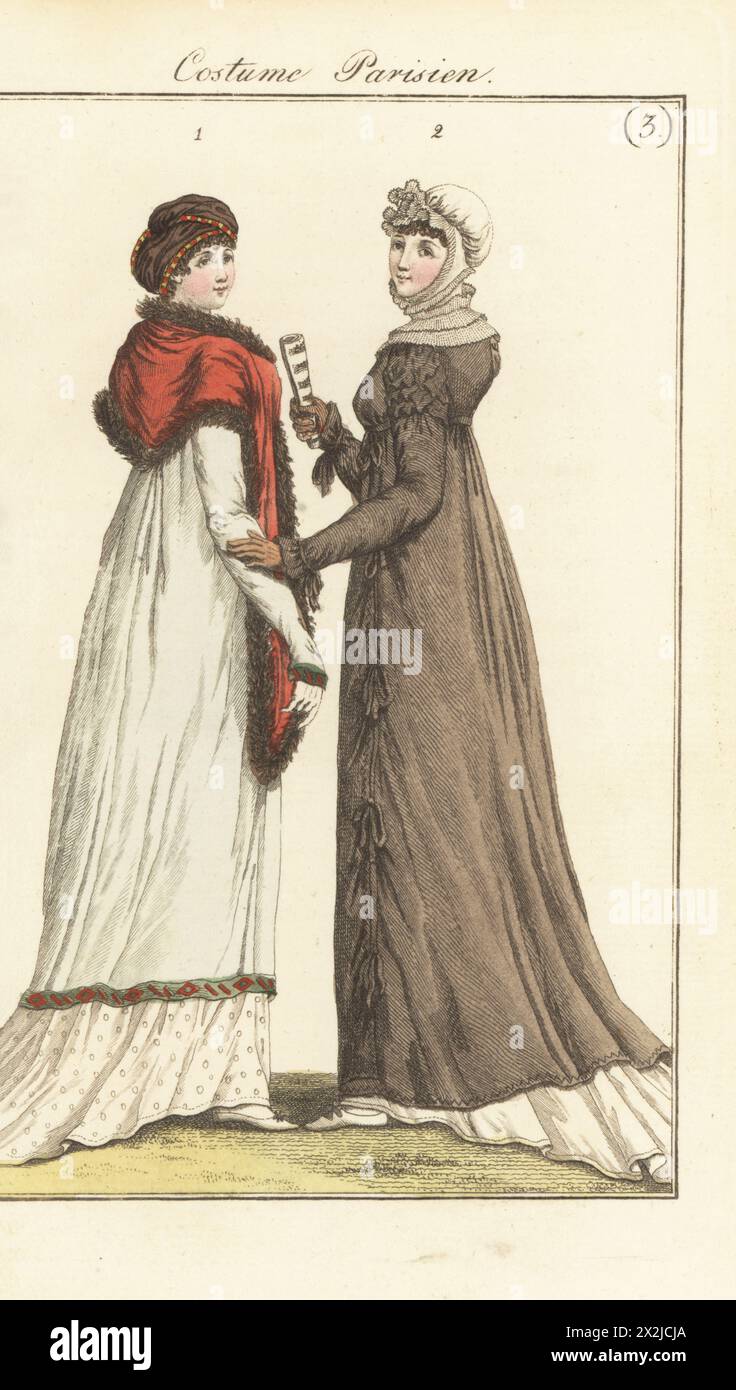Donna alla moda in turbante di raso, abito in muslino con bocche d'argento, tunica in raso, scialle in fichu con finiture in pelliccia di martora 1 (PL. 521 nell'edizione di Parigi). Donna con cappello cornette, colletto con volant, mantello fiorentino o Douillette su abito in muschio bianco, pantofole bianche 2 (PL. 520 nell'edizione di Parigi). Incisione in rame colorato a mano dal Journal des Dames et des Modes di Pierre de la Messengere, Francfort sur le Mein (Francoforte) 1804. Dopo le illustrazioni di Carle Vernet, Jean-Francois Bosio, Dominique Bosio e Philibert Louis Debucourt. Foto Stock