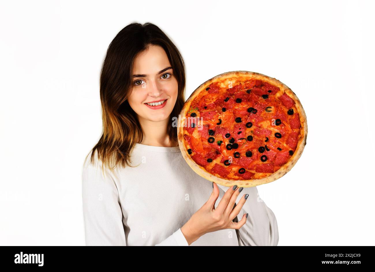 Pizza. Donna sorridente con una deliziosa pizza in mano. Pranzo o cena. Fast food. Spuntino. Servizio di consegna pizza. Bella ragazza in un abbigliamento casual con Foto Stock