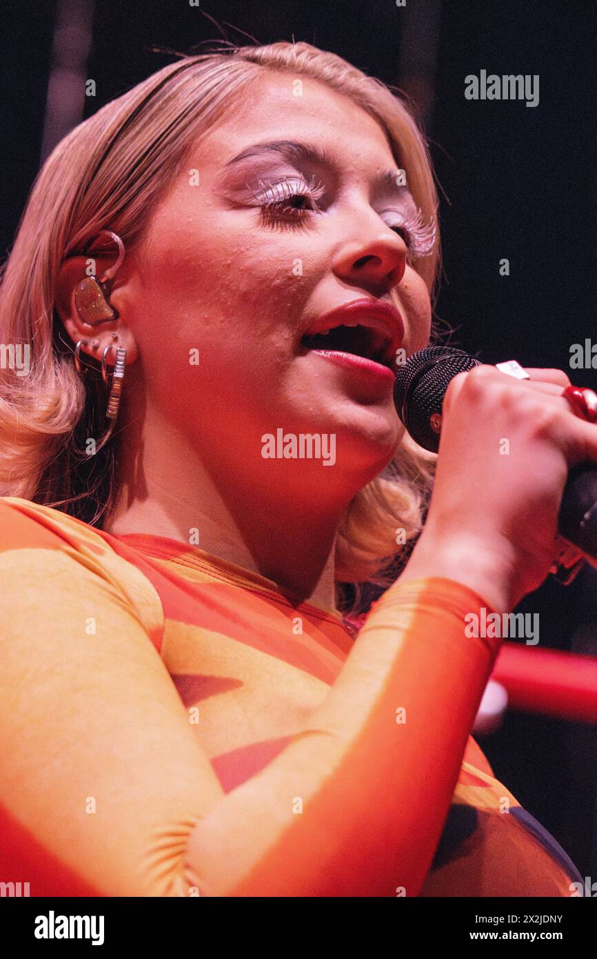 Caity Baser esegue il suo Still Learning Tour al suo show di Londra sold out all'Eventim Apollo, 19/04/24 Foto Stock