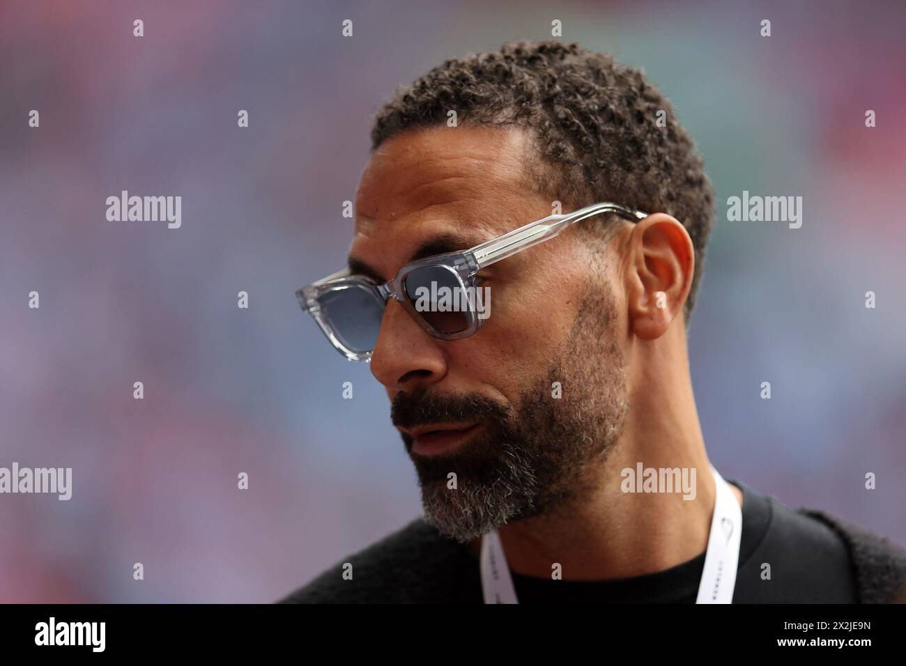 Londra, Regno Unito. 21 aprile 2024. Rio Ferdinand, ex calciatore professionista, guarda avanti alla partita. La semifinale della Emirates fa Cup, Coventry City contro Manchester Utd, allo stadio di Wembley a Londra, domenica 21 aprile 2024. Solo per uso editoriale. foto di Andrew Orchard/Andrew Orchard fotografia sportiva/Alamy Live News Credit: Andrew Orchard fotografia sportiva/Alamy Live News Foto Stock