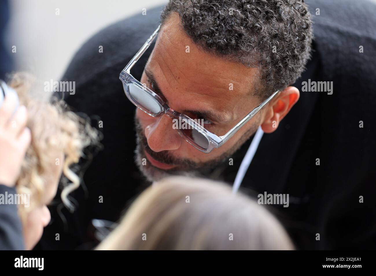 Londra, Regno Unito. 21 aprile 2024. Rio Ferdinand, ex calciatore professionista, guarda avanti alla partita. La semifinale della Emirates fa Cup, Coventry City contro Manchester Utd, allo stadio di Wembley a Londra, domenica 21 aprile 2024. Solo per uso editoriale. foto di Andrew Orchard/Andrew Orchard fotografia sportiva/Alamy Live News Credit: Andrew Orchard fotografia sportiva/Alamy Live News Foto Stock