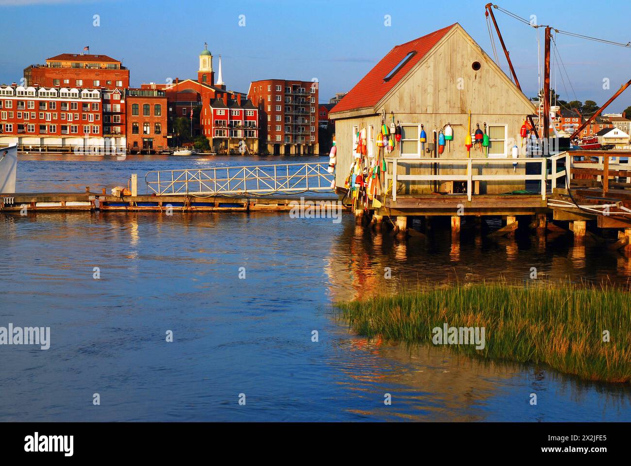 Una piccola baracca da pesca rustica si trova in edifici più moderni a Portsmouth, New Hampshire Foto Stock