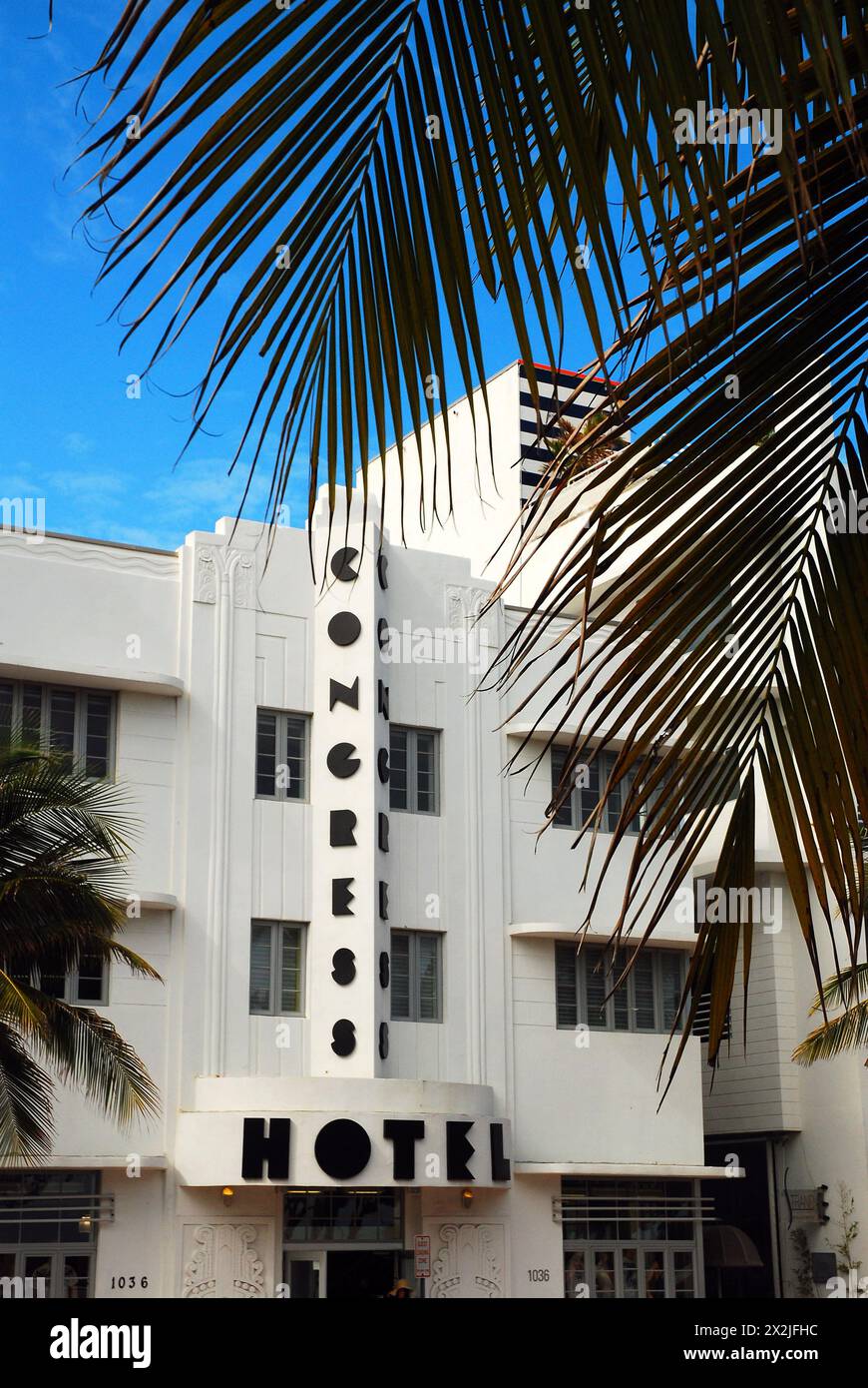 Lo storico Art Deco Congress Hotel è incorniciato da palme a South Beach, Miami Beach, Florida Foto Stock