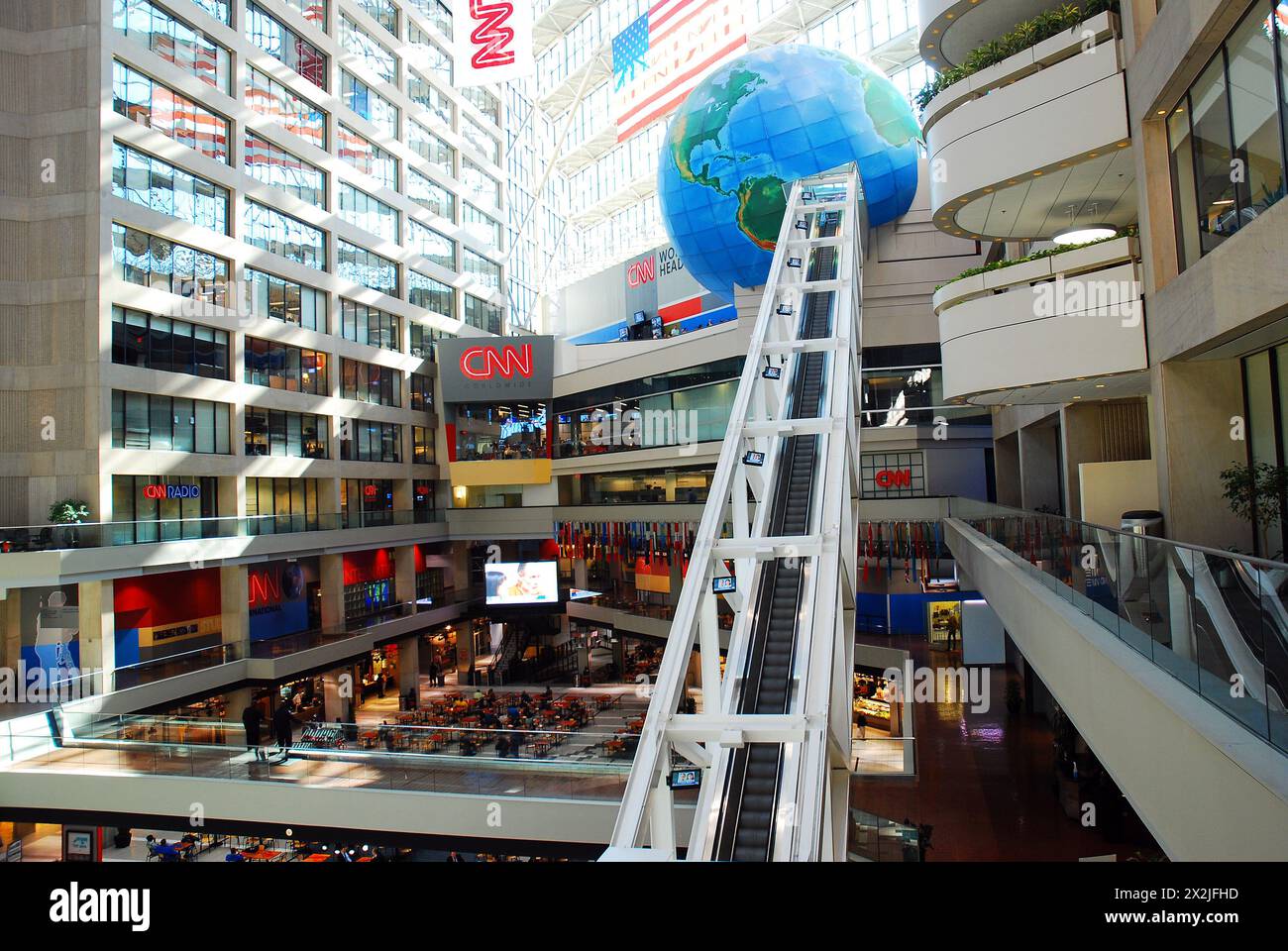 La lunga scala mobile conduce agli studi televisivi nell'edificio della CNN ad Atlanta Foto Stock