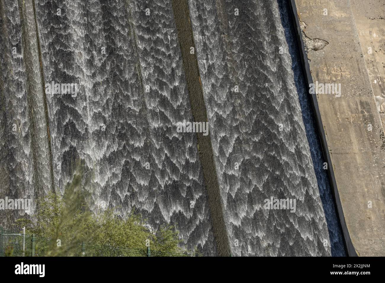 Un bacino idrico è un corpo d'acqua formato da una costruzione nel letto di un fiume Foto Stock Un bacino idrico è un corpo d'acqua formato da una costruzione nel letto di un fiume Foto Stock