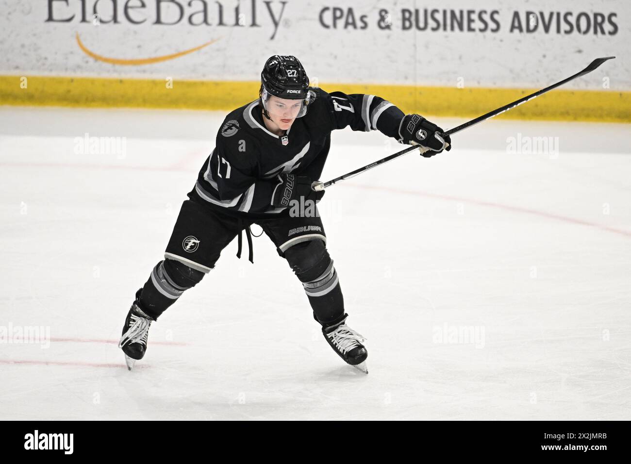 L'attaccante della Fargo Force Mac Swanson (27) si scalda prima di una partita di playoff della Clark Cup della USHL tra i Tri-City Storm e i Fargo Force alla Scheels Arena di Fargo, North Dakota, lunedì 22 aprile 2024. Fargo guida la serie 1-0. Foto di Russell Hons/CSM Foto Stock