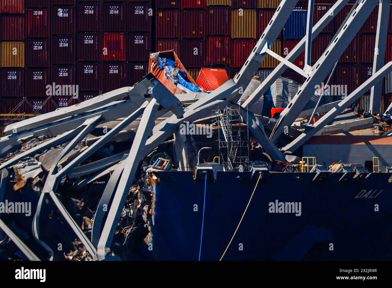 Baltimora, Stati Uniti. 22 aprile 2024. I lavori di salvataggio proseguono sul ponte Francis Scott Key in quanto si trova sulla nave portacontainer Dali lunedì 22 aprile 2024 a Baltimora, Maryland. Foto di Julia Nikhinson/UPI credito: UPI/Alamy Live News Foto Stock