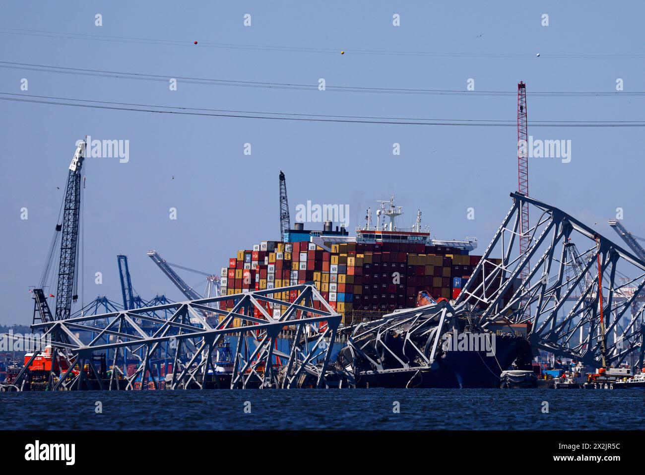 Baltimora, Stati Uniti. 22 aprile 2024. I lavori di salvataggio proseguono sul ponte Francis Scott Key in quanto si trova sulla nave portacontainer Dali lunedì 22 aprile 2024 a Baltimora, Maryland. Foto di Julia Nikhinson/UPI credito: UPI/Alamy Live News Foto Stock