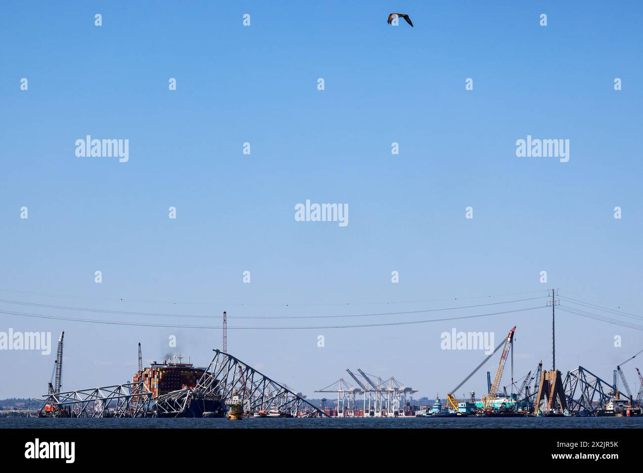 Baltimora, Stati Uniti. 22 aprile 2024. I lavori di salvataggio proseguono sul ponte Francis Scott Key in quanto si trova sulla nave portacontainer Dali lunedì 22 aprile 2024 a Baltimora, Maryland. Foto di Julia Nikhinson/UPI credito: UPI/Alamy Live News Foto Stock