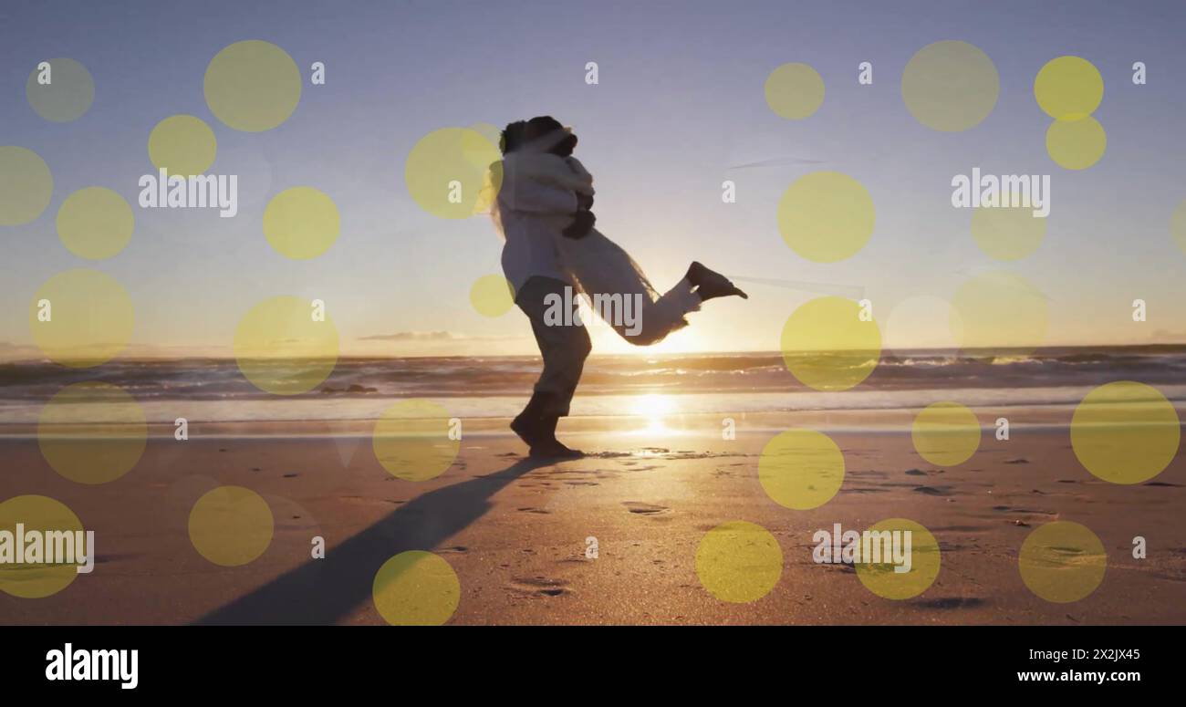 Immagine di punti luce sulla coppia afroamericana che si sposa sulla spiaggia Foto Stock