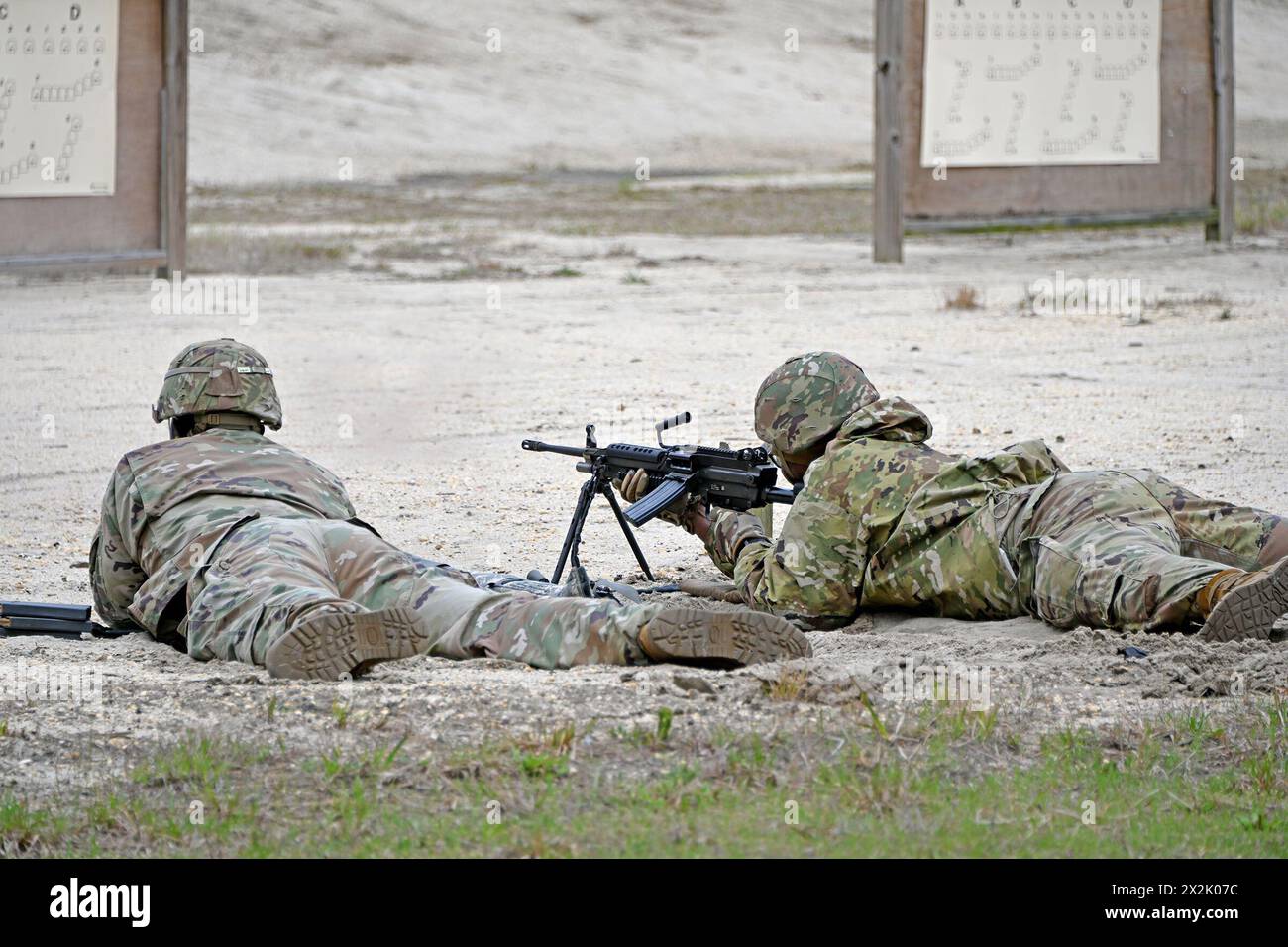 I soldati del 1297th Combat Sustainment Support Battalion sono mostrati qui sul campo 10 durante il loro 10 METRI ZERO. (Immagini catturate dal centro di supporto alla formazione U.S. ASA Fort Dix (TSC) / Daniel Amburg) Foto Stock