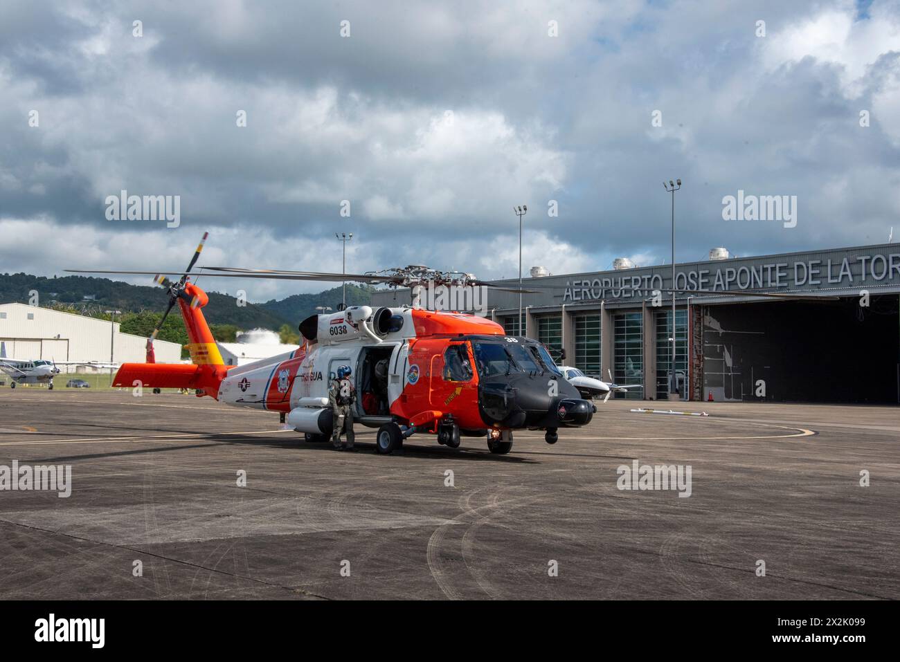 La U.S. Coast Guard Air Station Borinquen consegna forniture mediche essenziali alla Port Security Unit durante l'esercitazione "Poseidon's Domain" lungo la costa nord-orientale di Porto Rico il 20 aprile 2024. Il supporto della stazione aerea ha permesso ai membri di ricevere cure mediche per sostenere l'esercizio di formazione continua. (Foto della Guardia Costiera degli Stati Uniti di Jamie Emery, sottufficiale di terza classe) Foto Stock