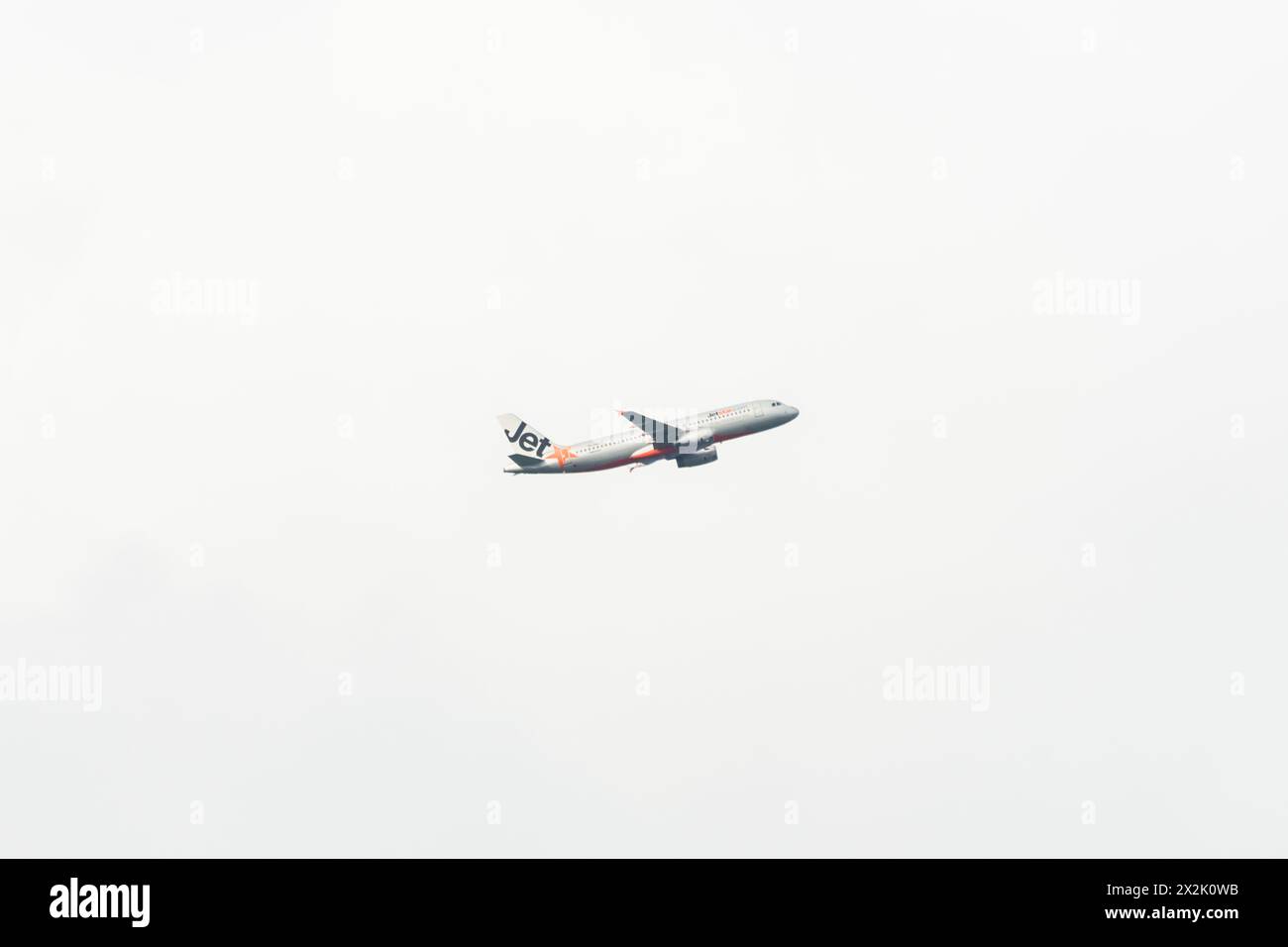 Aeroporto di Coolangatta, nuovo Galles del Sud, Australia - 24 aprile 2022: Jetstar Commercial Airline vola in aria con sfondo nuvoloso. Foto Stock
