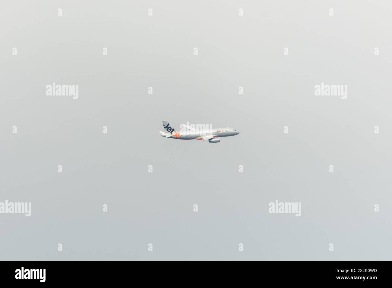 Aeroporto di Coolangatta, nuovo Galles del Sud, Australia - 24 aprile 2022: Jetstar Commercial Airline vola in aria con sfondo nuvoloso. Foto Stock