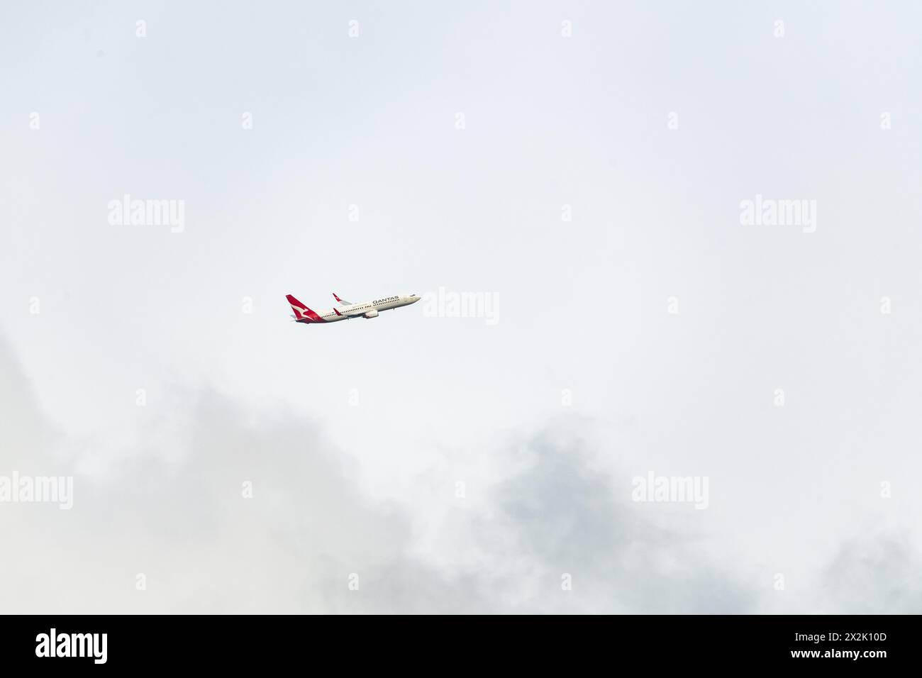 Coolangatta Airport, New South Wales, Australia - 24 aprile 2022: Qantas Commercial Airline vola in aria con sfondo nuvoloso. Foto Stock