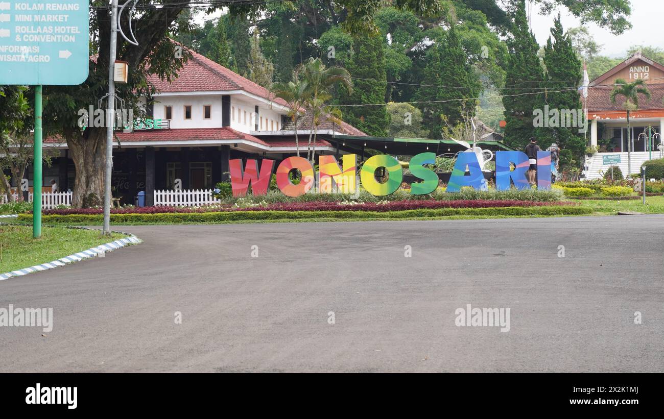 Il cartello del tour del giardino del tè Wonosari Malang all'ingresso Foto Stock