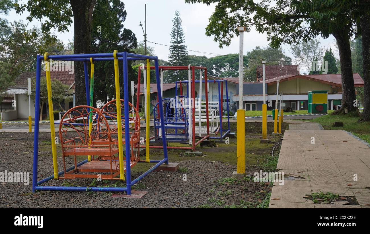 Un colorato parco giochi per bambini nel giardino del tè Wonosari Malang, utilizzato per addestrare le abilità motorie dei bambini Foto Stock