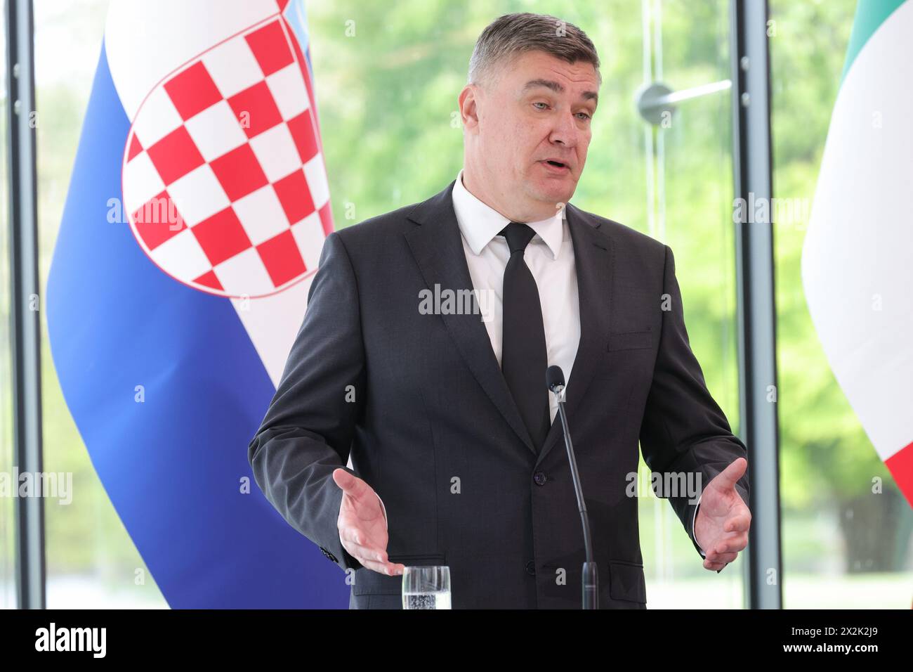 Kranj, Slovenia. 22 aprile 2024. Il Presidente della Croazia Zoran Milanovi? Parla a una conferenza stampa durante l'incontro dei presidenti dei paesi vicini a Brdo pri Kranju. I presidenti di Croazia, Austria, Ungheria e Italia si sono recati in Slovenia per commemorare il ventesimo anniversario dell'adesione della Slovenia all'Unione europea e discutere dell'allargamento dell'Unione europea, dell'importanza dell'apertura delle frontiere e dell'affluenza alle elezioni europee. (Foto di Luka Dakskobler/SOPA Images/Sipa USA) credito: SIPA USA/Alamy Live News Foto Stock