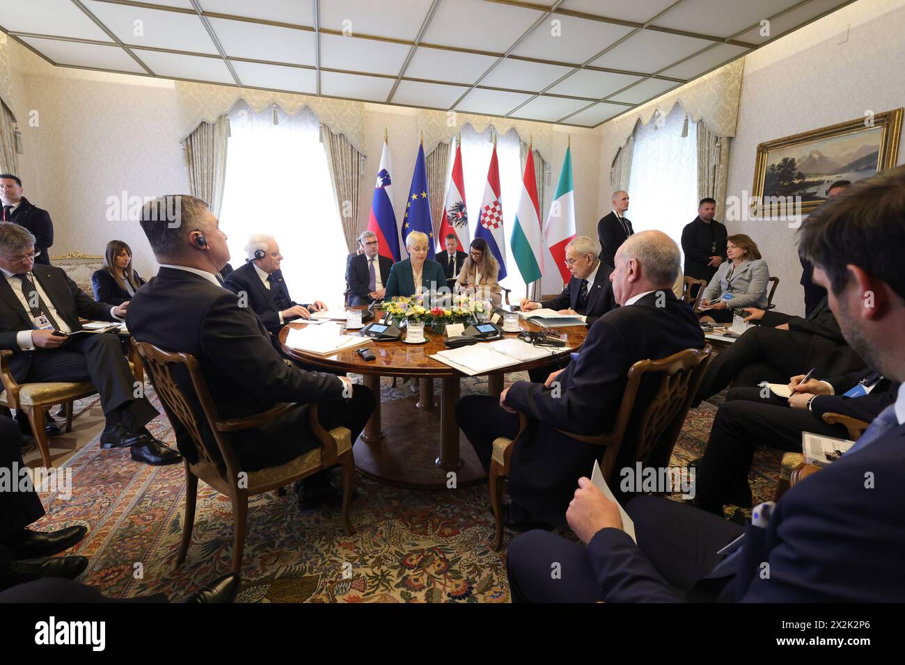 Da sinistra alla tavola rotonda: Presidente della Croazia Zoran Milanovi?, Presidente dell'Italia Sergio Mattarella, Presidente della Slovenia Nataöa Pirc Musar, Presidente dell'Austria Alexander van der Bellen e Presidente dell'Ungheria Tamas Sulyok tengono discussioni plenarie con le delegazioni durante l'incontro dei presidenti dei paesi vicini a Brdo pri Kranju. I presidenti di Croazia, Austria, Ungheria e Italia si sono recati in Slovenia per commemorare il Sloveniaís anniversario dell'adesione all'Unione europea e discutere dell'allargamento dell'Unione europea, dell'importanza delle frontiere aperte e dell'affluenza alle elezioni europee. Foto Stock