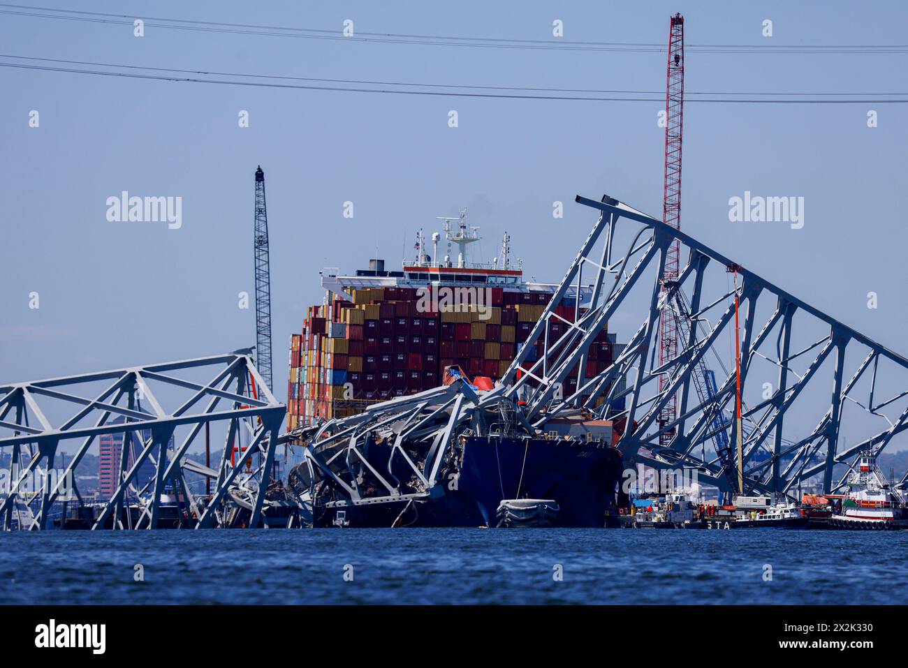 Baltimora, Stati Uniti. 22 aprile 2024. I lavori di salvataggio proseguono sul ponte Francis Scott Key in quanto si trova sulla nave portacontainer Dali lunedì 22 aprile 2024 a Baltimora, Maryland. Foto di Julia Nikhinson/UPI credito: UPI/Alamy Live News Foto Stock