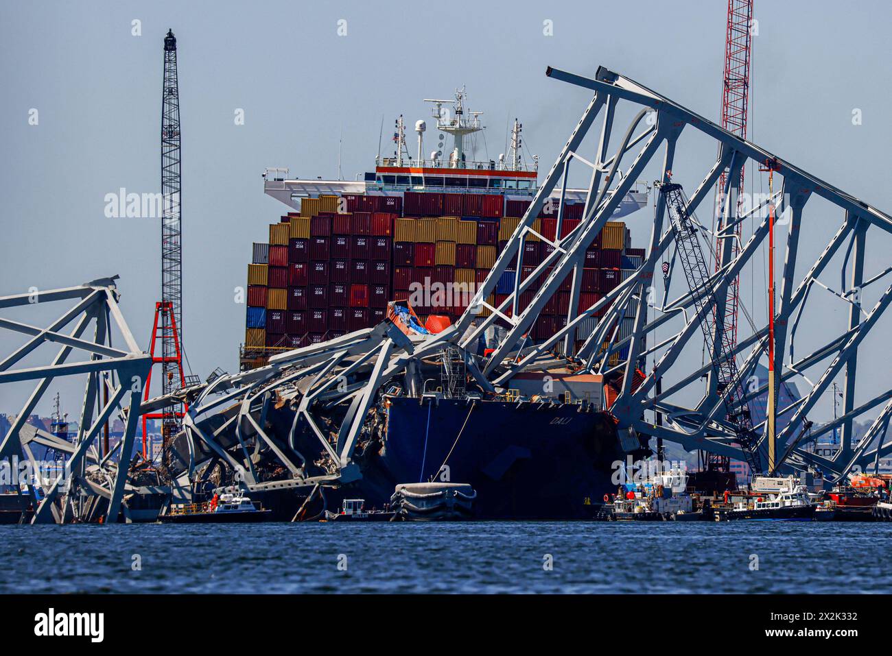 Baltimora, Stati Uniti. 22 aprile 2024. I lavori di salvataggio proseguono sul ponte Francis Scott Key in quanto si trova sulla nave portacontainer Dali lunedì 22 aprile 2024 a Baltimora, Maryland. Foto di Julia Nikhinson/UPI credito: UPI/Alamy Live News Foto Stock
