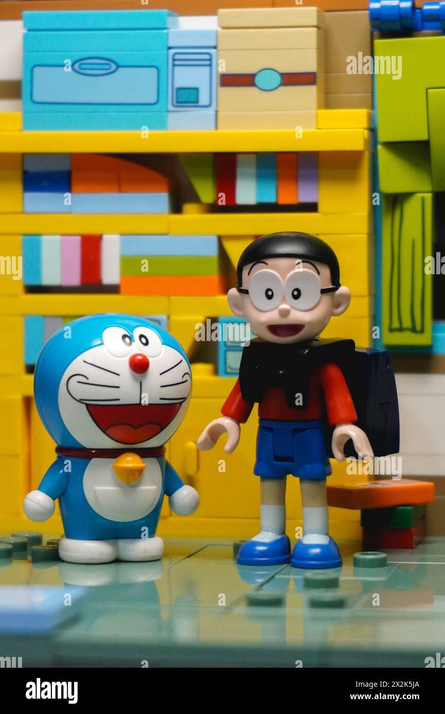 Doraemon e Nobita sono in piedi nella stanza di Nobita mentre usano uno zaino Foto Stock