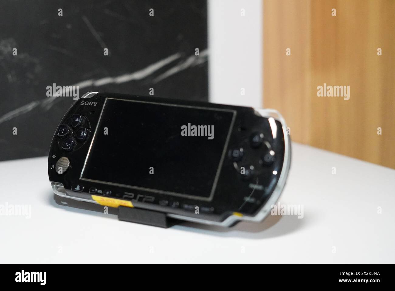 Una console di gioco portatile nera di Sony chiamata PSP su un tavolo bianco Foto Stock