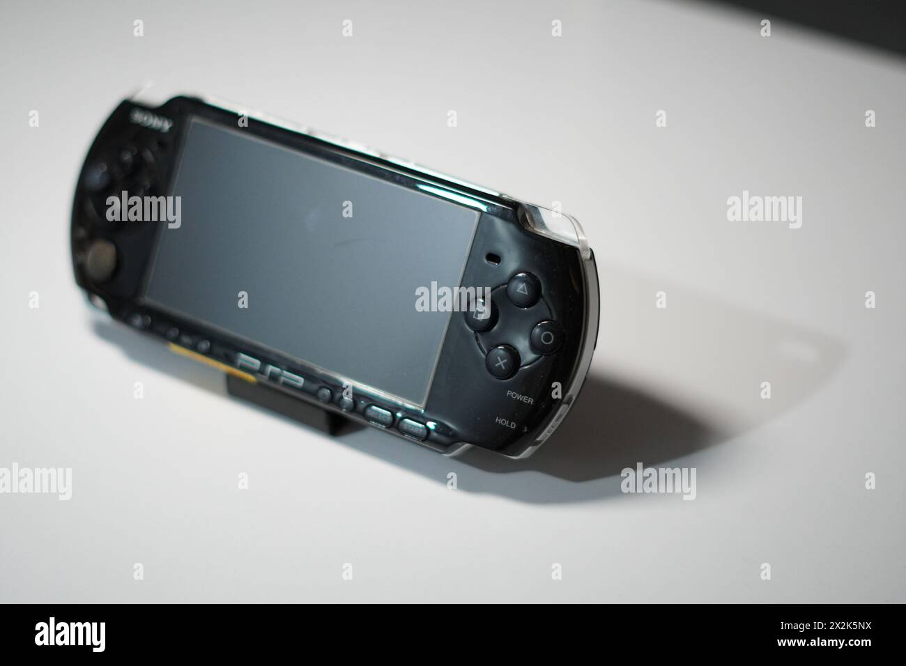 Una console di gioco portatile nera di Sony chiamata PSP su un tavolo bianco Foto Stock