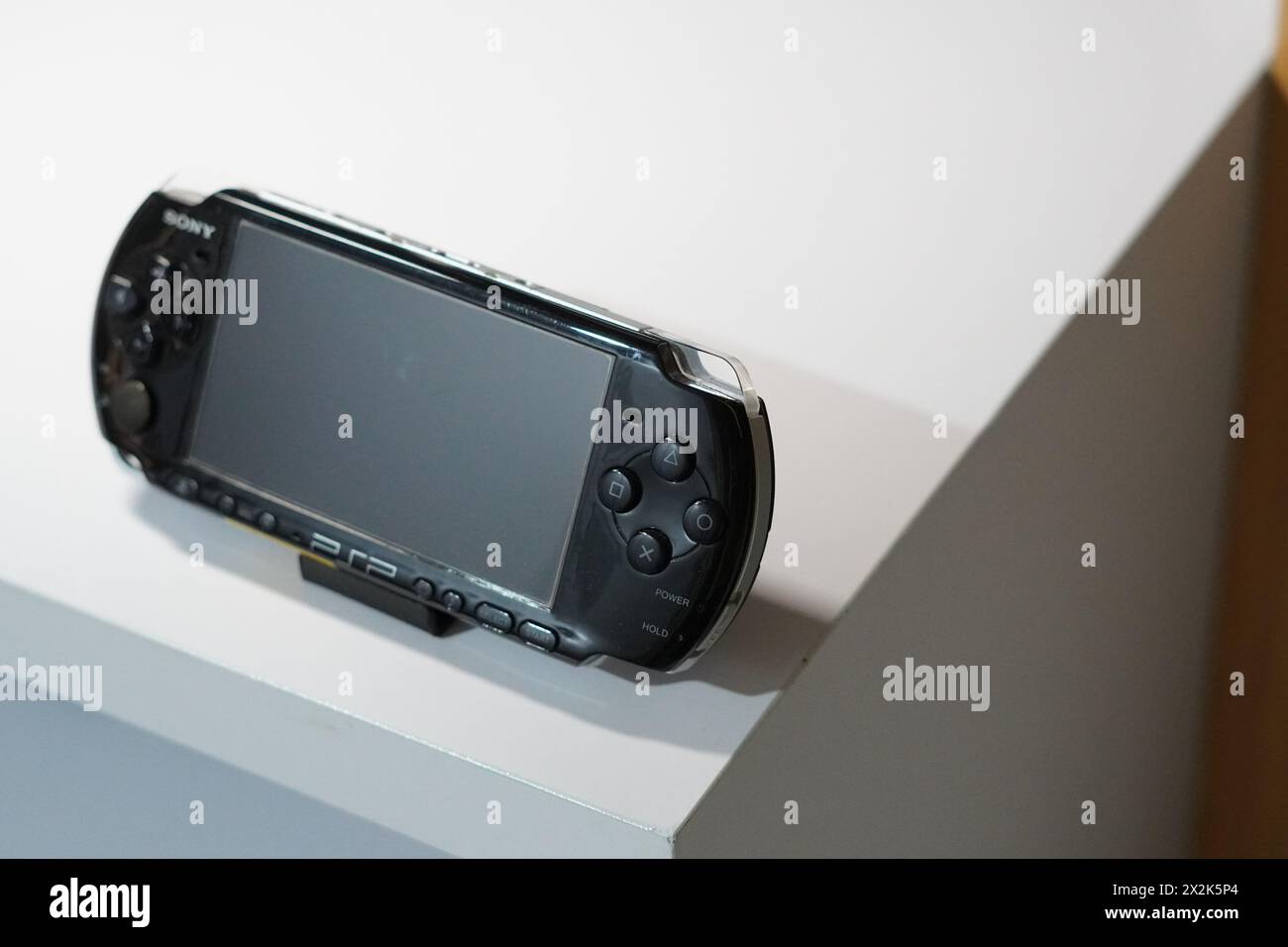 Una console di gioco portatile nera di Sony chiamata PSP su un tavolo bianco Foto Stock