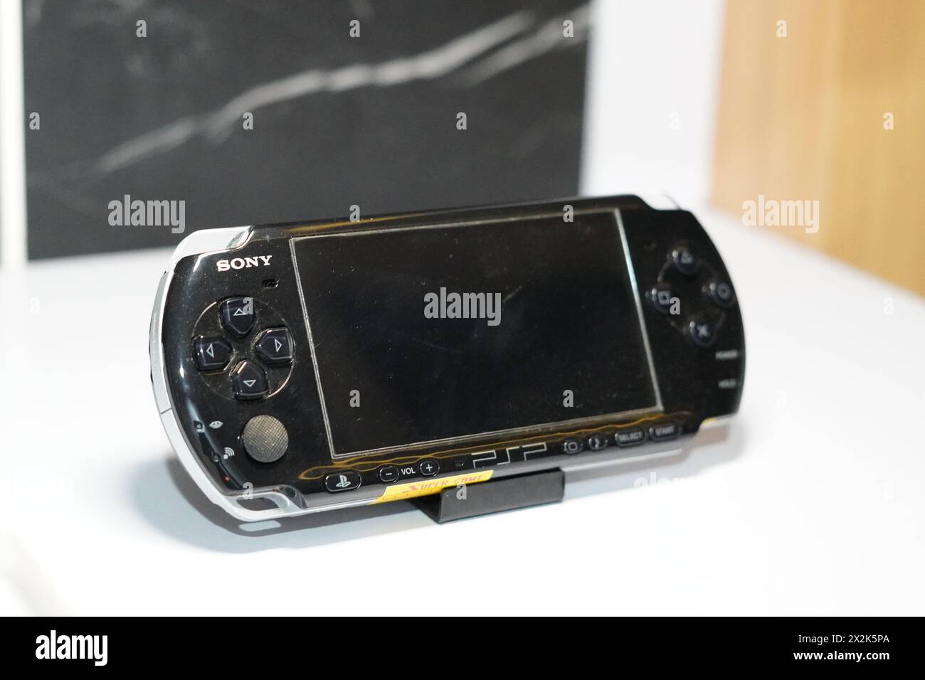 Una console di gioco portatile nera di Sony chiamata PSP su un tavolo bianco Foto Stock