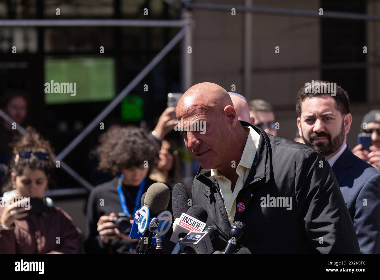 SID Rosenberg tenne una conferenza stampa al di fuori della Columbia University con Bruce Blakeman, il membro del Congresso Anthony D'Esposito e il deputato Mike Lawler, invitando l'amministrazione dell'università a proteggere gli studenti ebrei e a porre fine alla protesta nel campus scolastico. New York City, NY 22 aprile 2024. (Foto di Steve Sanchez/Sipa USA). Crediti: SIPA USA/Alamy Live News Foto Stock