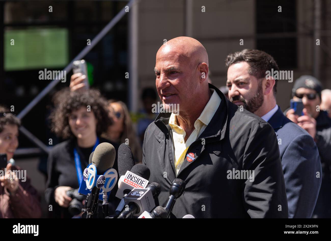 SID Rosenberg tenne una conferenza stampa al di fuori della Columbia University con Bruce Blakeman, il membro del Congresso Anthony D'Esposito e il deputato Mike Lawler, invitando l'amministrazione dell'università a proteggere gli studenti ebrei e a porre fine alla protesta nel campus scolastico. New York City, NY 22 aprile 2024. (Foto di Steve Sanchez/Sipa USA). Crediti: SIPA USA/Alamy Live News Foto Stock