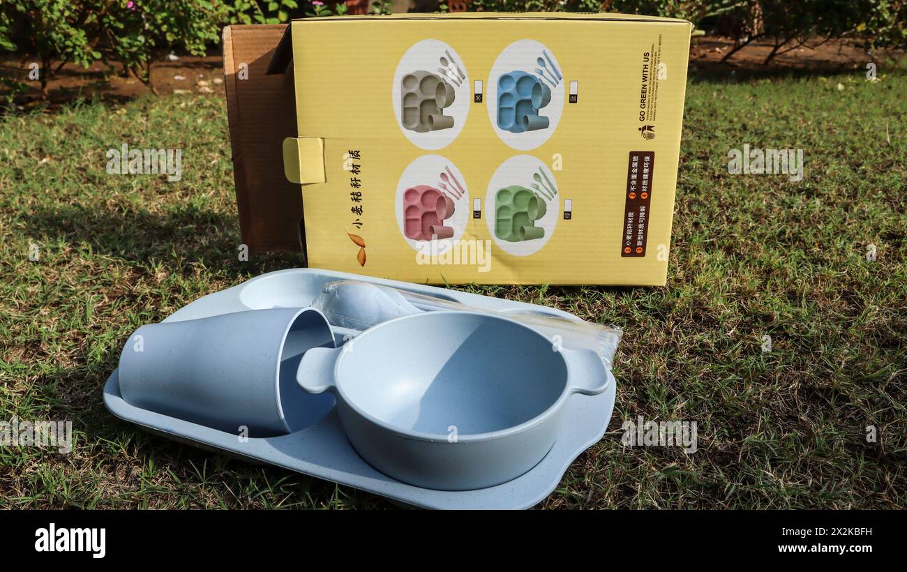 Utensili per paglia di frumento. piastra con paglia di frumento con vetro, recipiente, bacchetta, cucchiaio. Microonde e lavabili in lavastoviglie, utensili da cucina biodegradabili ed ecologici Foto Stock