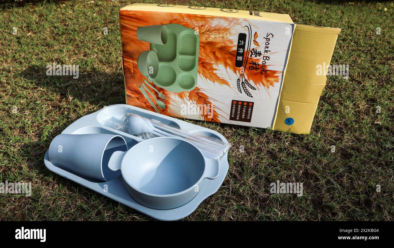 Utensili per paglia di frumento. piastra con paglia di frumento con vetro, recipiente, bacchetta, cucchiaio. Microonde e lavabili in lavastoviglie, utensili da cucina biodegradabili ed ecologici Foto Stock