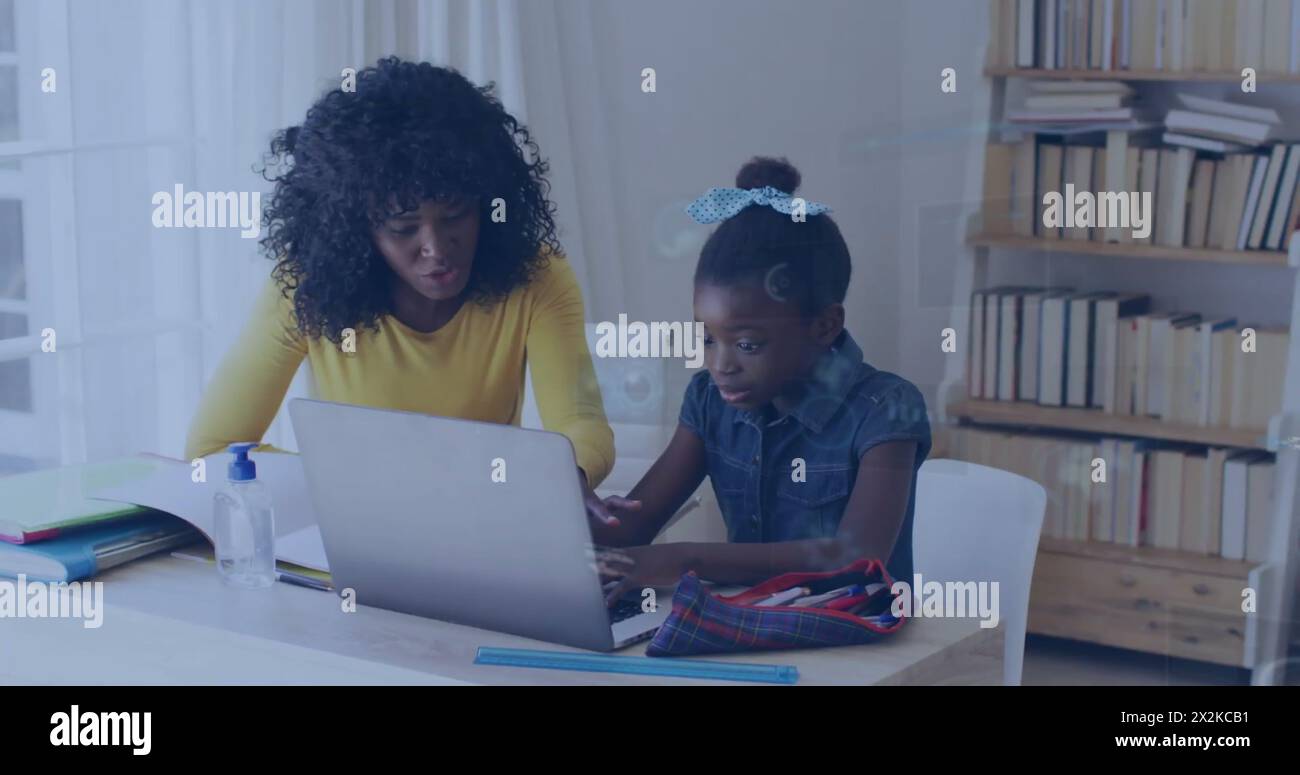 Immagine di dati su madre e figlia afroamericana felici che usano il laptop per i compiti scolastici Foto Stock