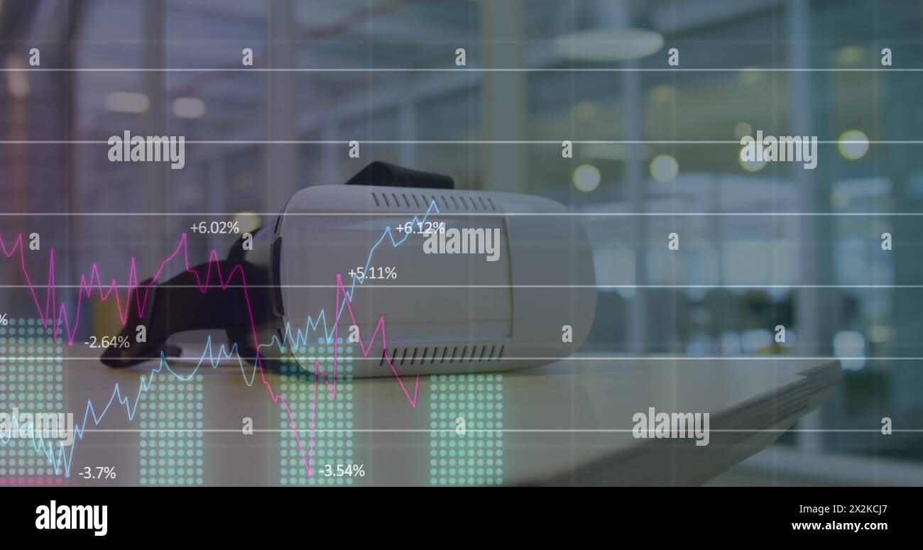 Immagine di grafici e numeri sui visori vr sul tavolo Foto Stock