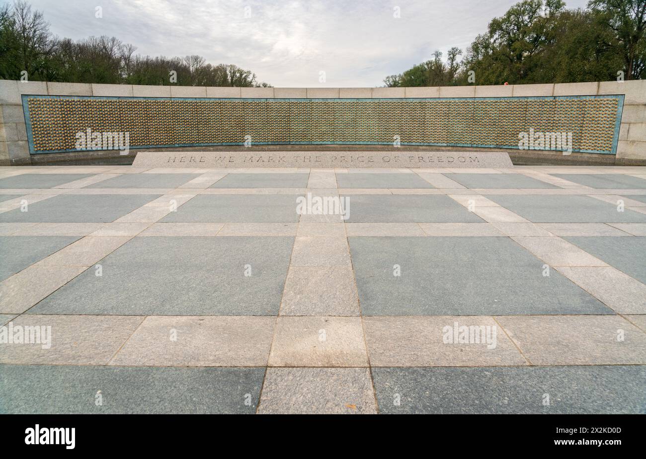 World War II Memorial presso il National Mall, dedicato agli americani che hanno prestato servizio nelle forze armate e come civili durante la seconda guerra mondiale, Washington D.C Foto Stock