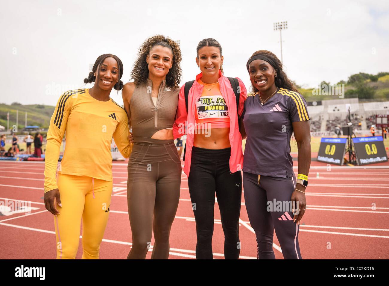 Keni Harrison (a sinistra), Sydney McLaughlin-Levrone (a sinistra al centro), Jenna Prandini (a destra al centro) e Morolake Akinosun (a destra) posa per una foto dopo il Foto Stock