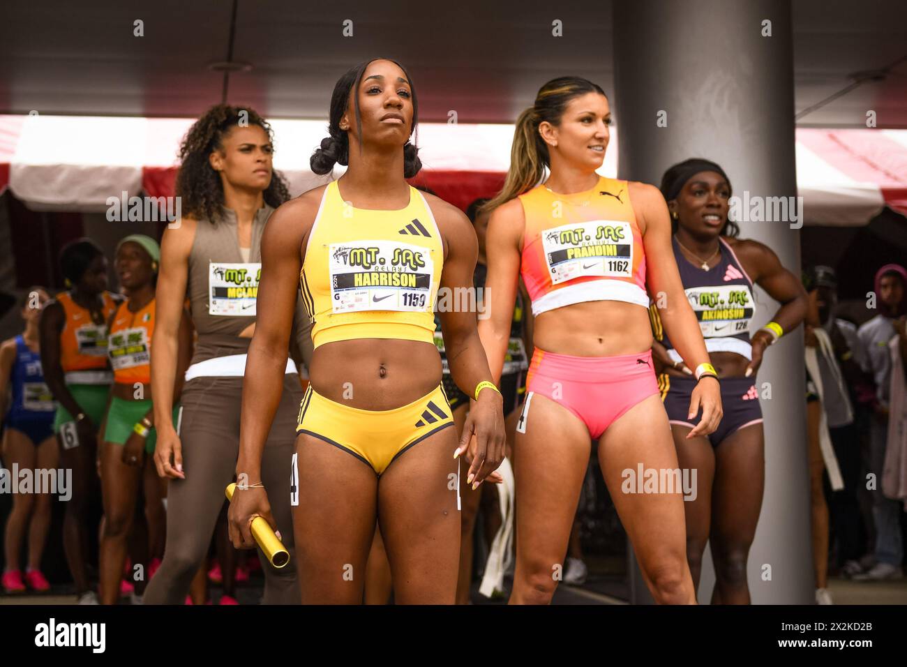 Sydney McLaughlin-Levrone (a sinistra), Keni Harrison (a sinistra al centro), Morolake Akinosun (a destra) e Jenna Prandini (a destra al centro) attendono 4 x 100m Foto Stock