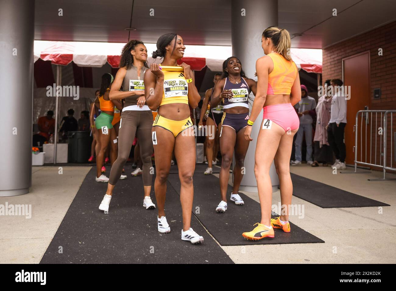 Sydney McLaughlin-Levrone (a sinistra), Keni Harrison (a sinistra al centro), Morolake Akinosun (a destra al centro) e Jenna Prandini (a destra) si preparano per le 4 x donne Foto Stock