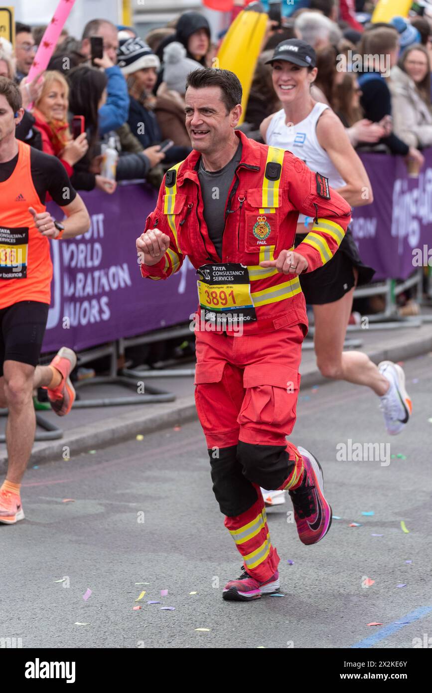 Paul Maskell partecipa alla TCS London Marathon 2024 passando per Tower Hill, Londra, Regno Unito. Uniforme di ambulanza della Cornwall Air Foto Stock