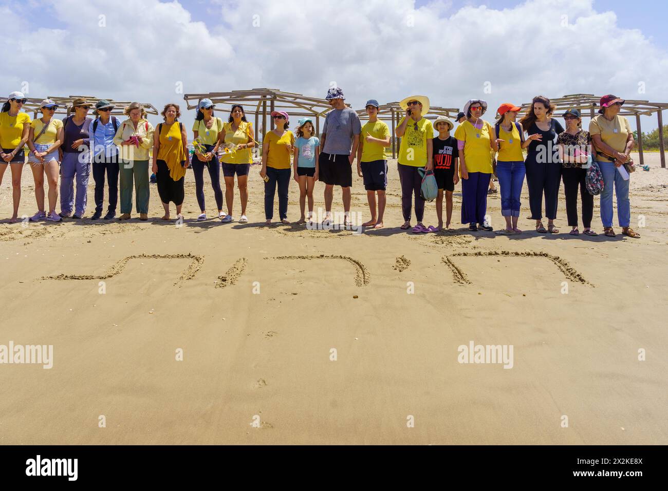 Habonim, Israele - 19 aprile 2024: Evento spalla a Sholder sulle spiagge di Israele, con persone in fila per sostenere le famiglie dell'host Foto Stock