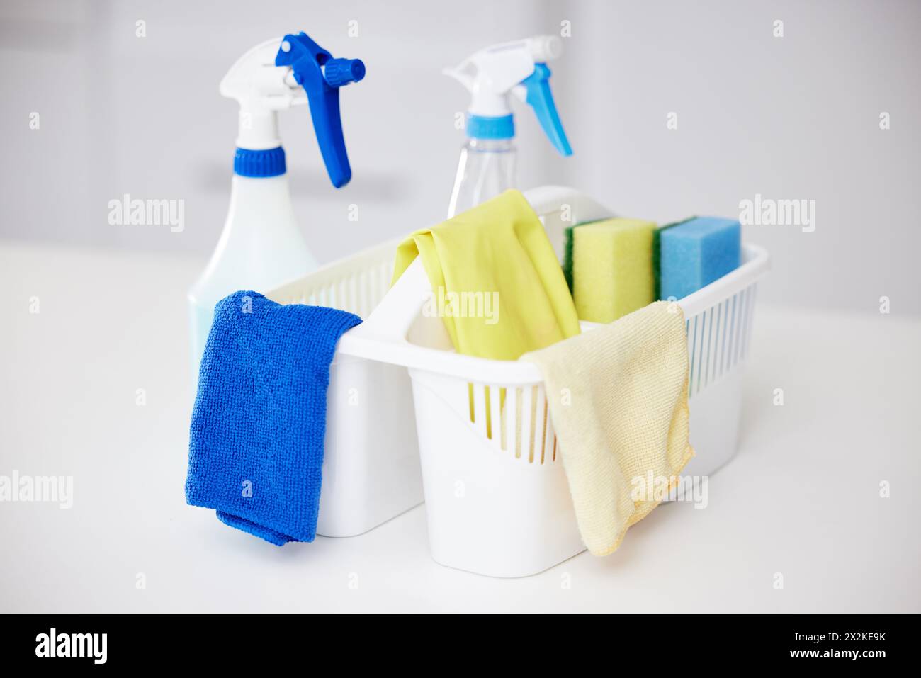 Pulizia, utensili e cestello con spray per bottiglie per la disinfezione domestica o contenitore detergente per il servizio di pulizia. Prodotti chimici, detergenti o detergenti Foto Stock