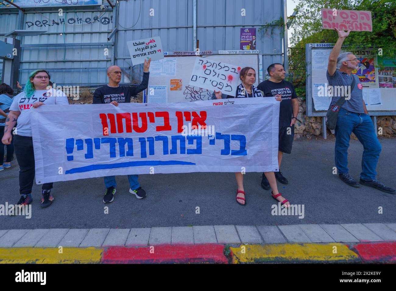 Haifa, Israele - 20 aprile 2024: Persone con segni che chiedono colloqui di pace, cessate il fuoco e trattative con ostaggi, parte di una marcia di protesta, Haifa, Israele Foto Stock