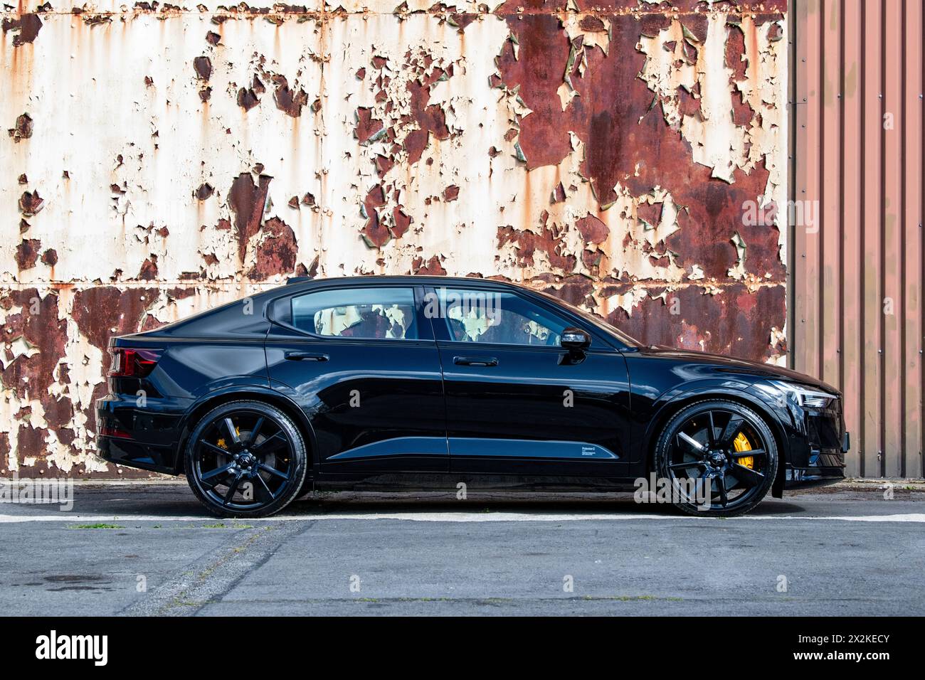 Polestar 2 BST Edition 230 presso il Bicester Heritage Center, evento domenicale di corsa. Bicester, Oxfordshire, Inghilterra. Foto Stock