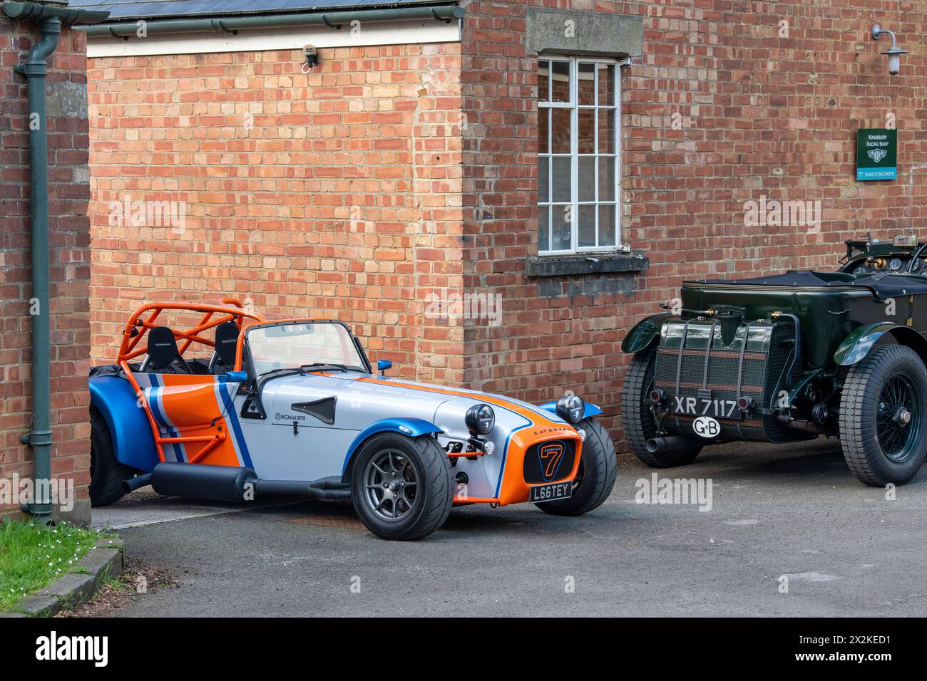 Auto sportiva Caterham 7 presso il Bicester Heritage Center, evento domenicale. Bicester, Oxfordshire, Inghilterra. Foto Stock